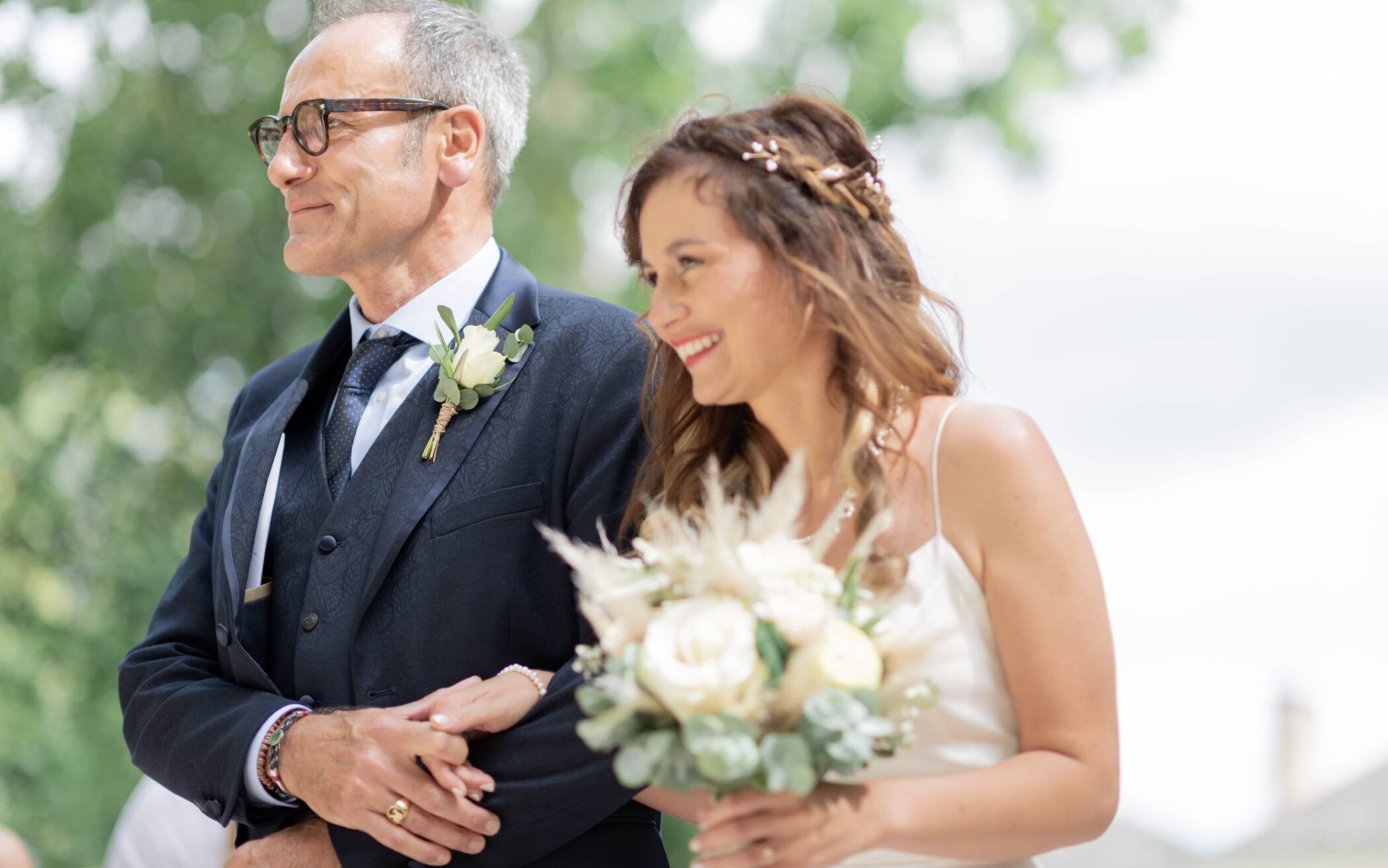 La mariée au bras de son papa Photographe-de mariage-Morbihan