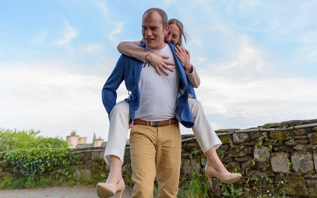 Couple complice lors d’une séance photo naturelle en Bretagne