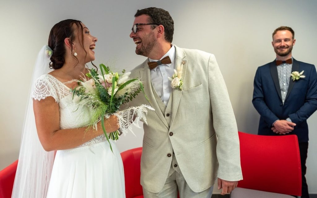 Couple de mariés qui rit ensemble à la mairie, reportage documentaire de mariage dans le Morbihan