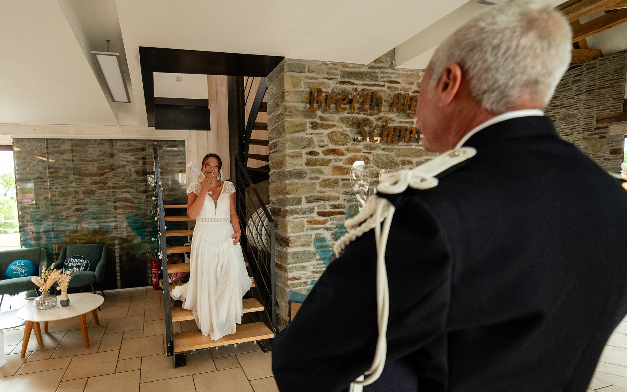 Mariée descendant l'escalier avant son mariage, photographe documentaire de mariage en Bretagne