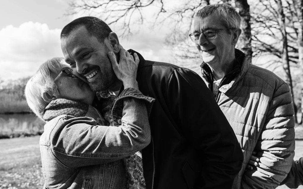 Accolade entre une mère et son fils, reportage famille Morbihan