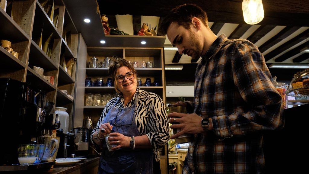 Annie et son fils Bastien derrière le comptoir du salon de thé