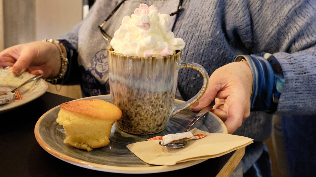 Chocolat chaud à la chantilly et gâteaux maison servis à L'Atelier des Anges Questembert