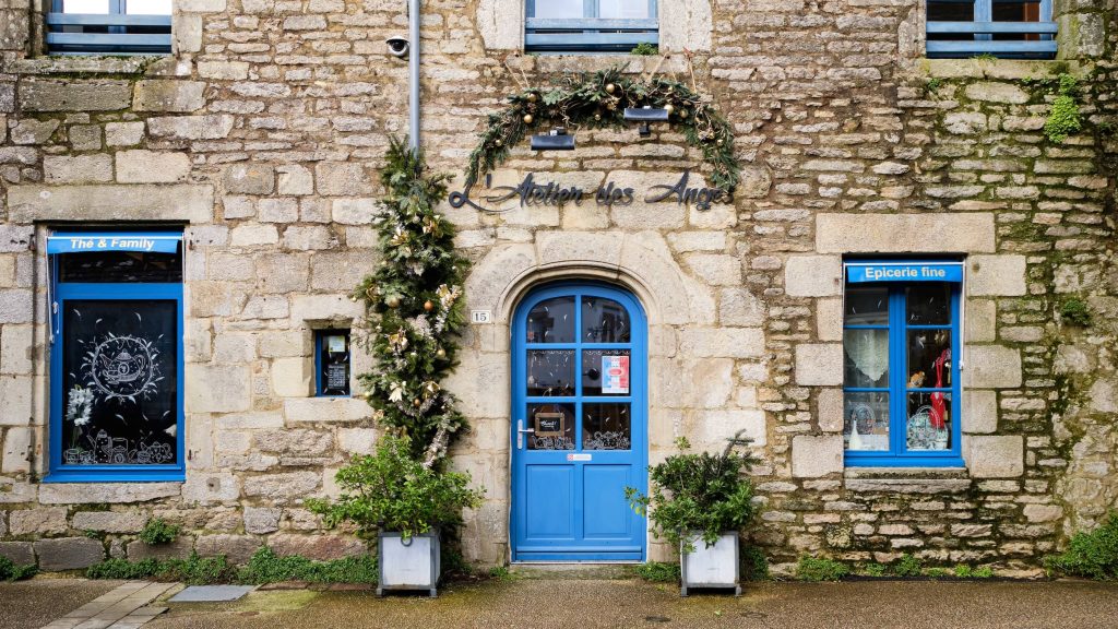 Façade en pierre et porte bleue du salon de thé L'Atelier des Anges à Questembert